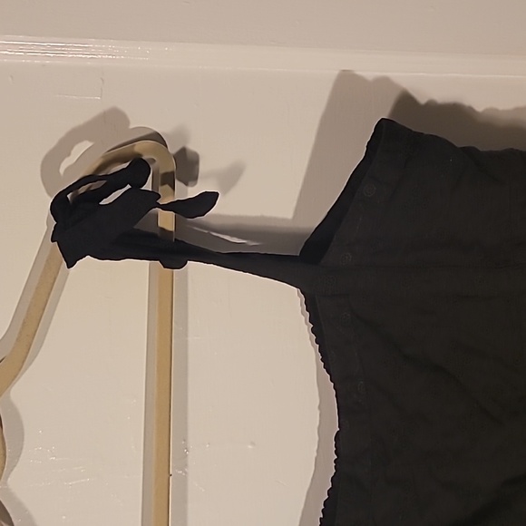 Women's Black eyelet tank with tie shoulders bubble hem - Picture 3 of 4